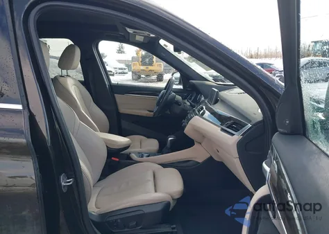 2018 BMW X1 xDrive28I из США, поврежденный, VIN WBXHT3C38J5L33023